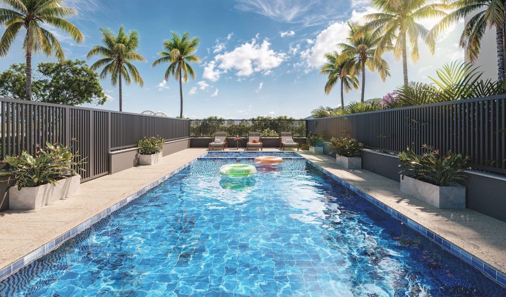 Piscina. Deck com espreguiçadeiras.