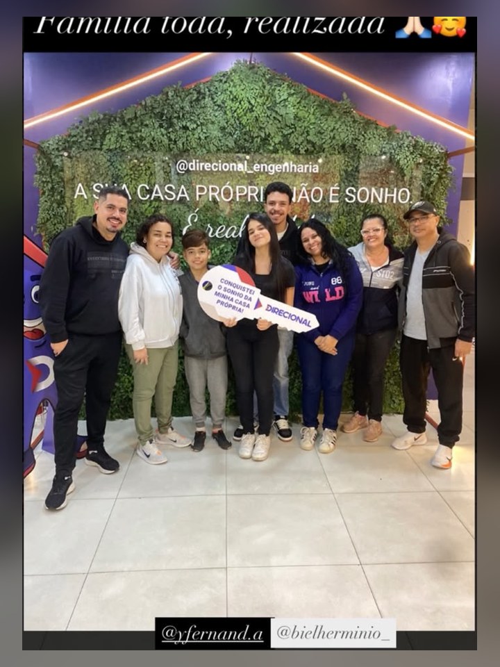 Família recebendo as chaves do imóvel