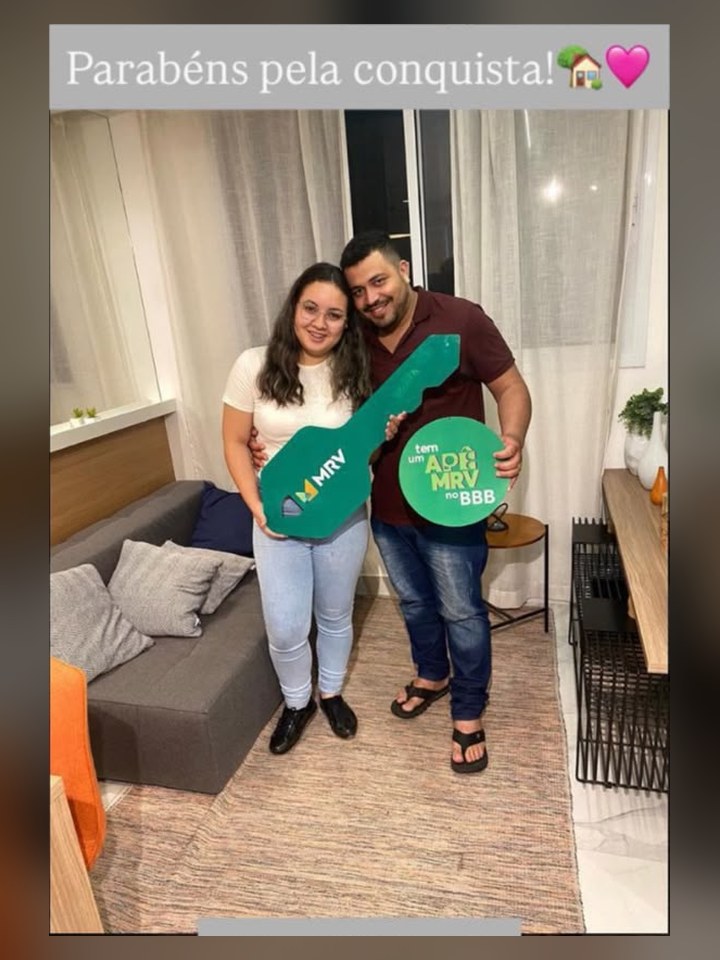 Casal recebendo as chaves do imóvel