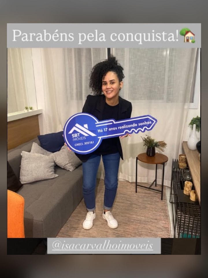 Clientes recebendo as chaves do imóvel