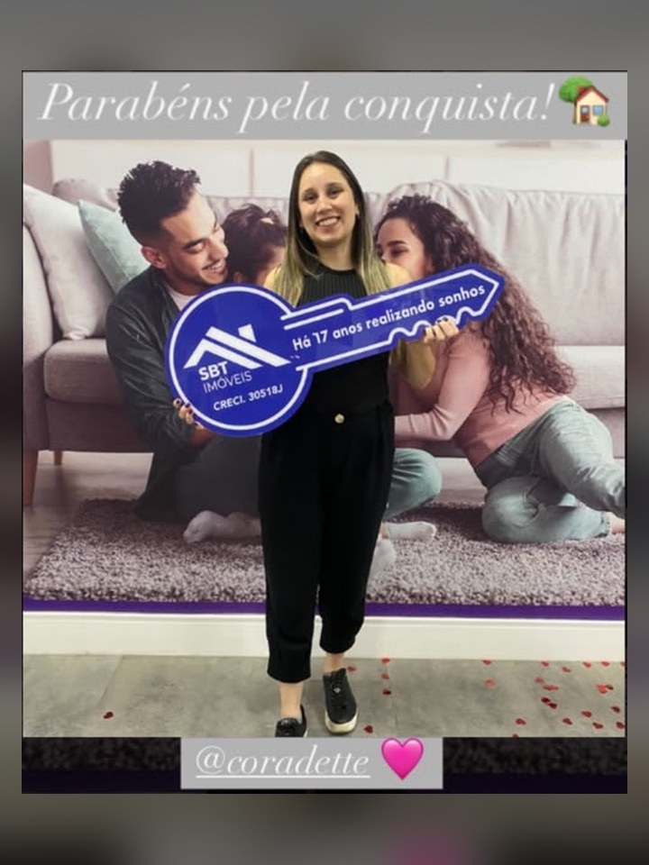 Cliente recebendo as chaves do imóvel