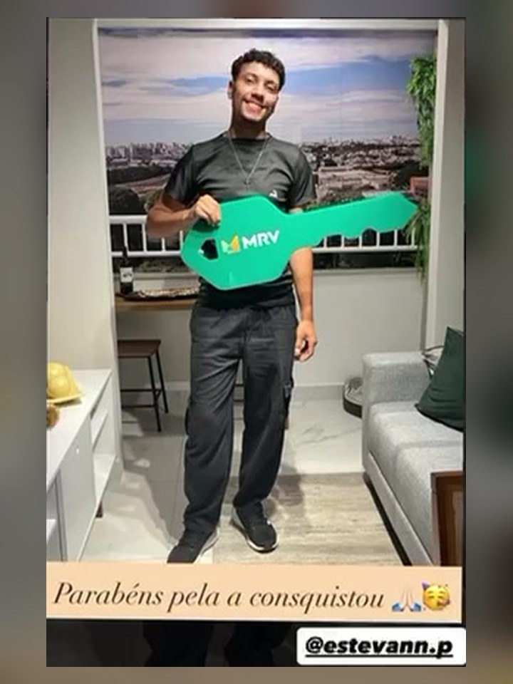 Cliente recebendo as chaves do imóvel