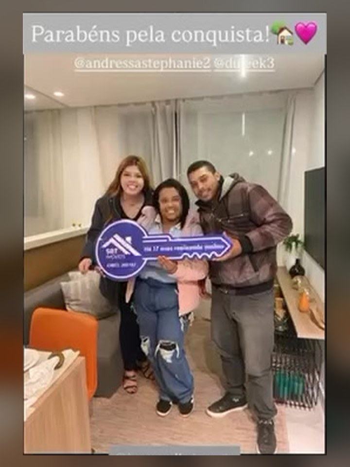 Clientes recebendo as chaves do imóvel