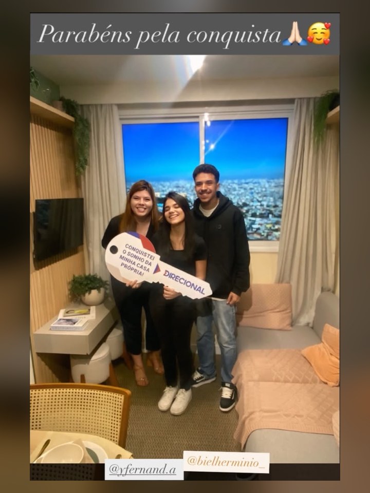 Clientes recebendo as chaves do imóvel
