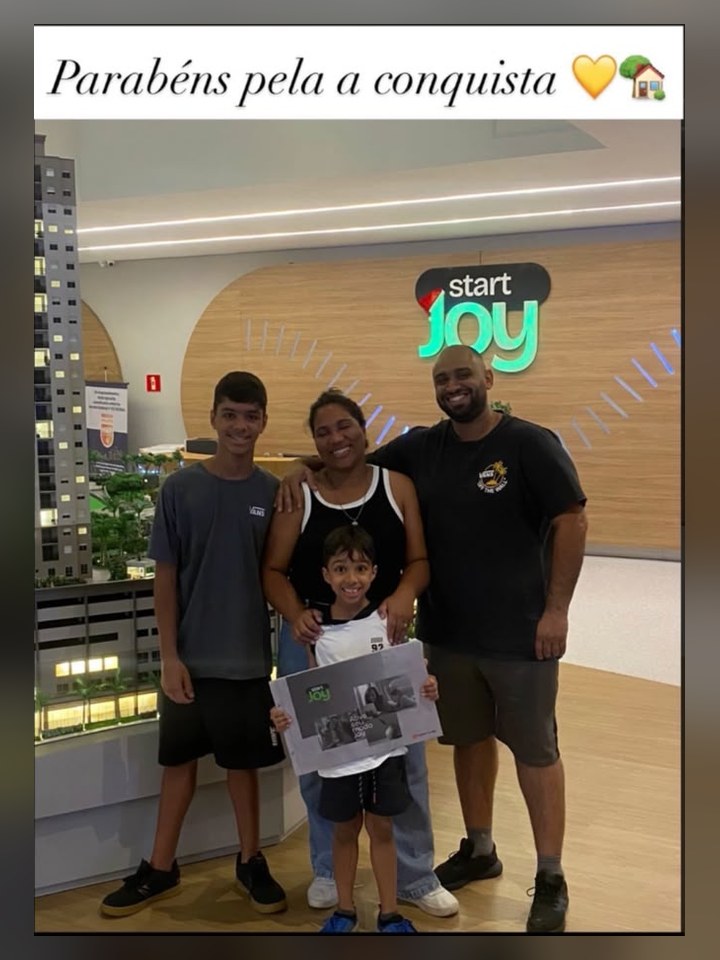 Família no estande de vendas do empreendimento