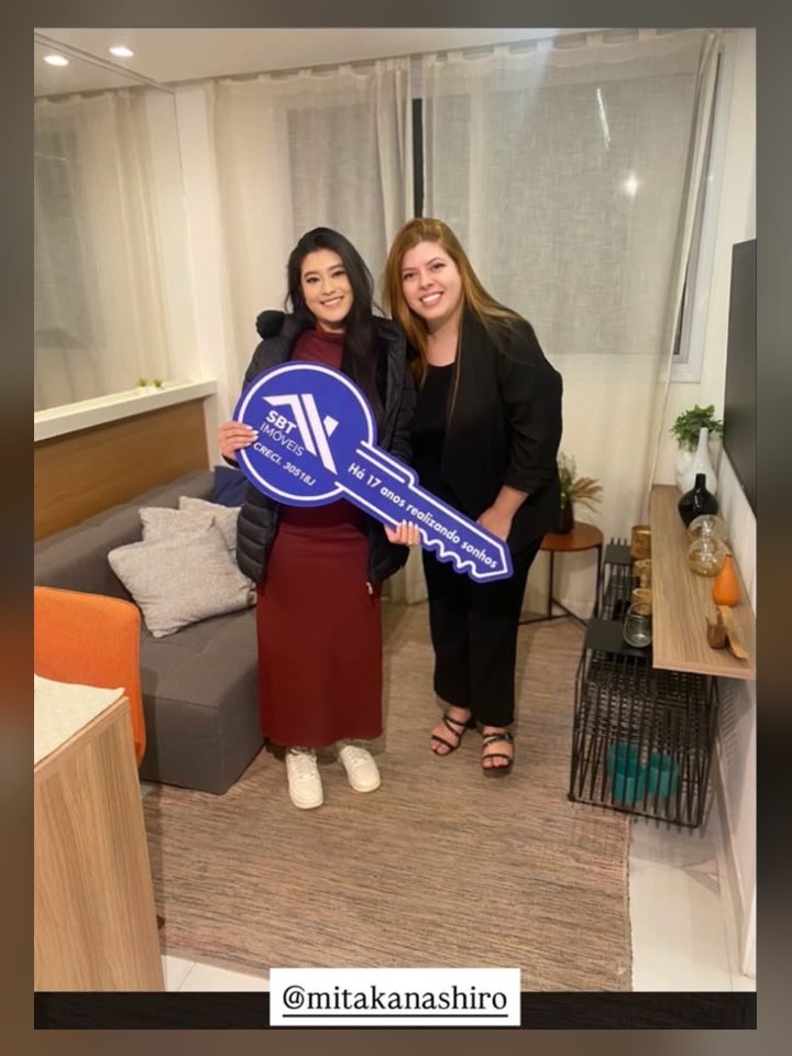 Isabella Carvalho com cliente na entrega das chaves