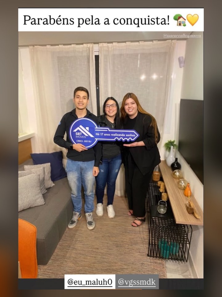 Clientes recebendo as chaves do imóvel