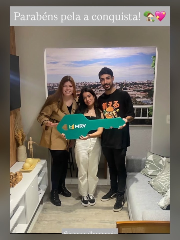 Clientes recebendo as chaves do imóvel